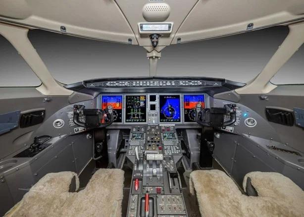 2010 BOMBARDIER CHALLENGER 300 Photo 5