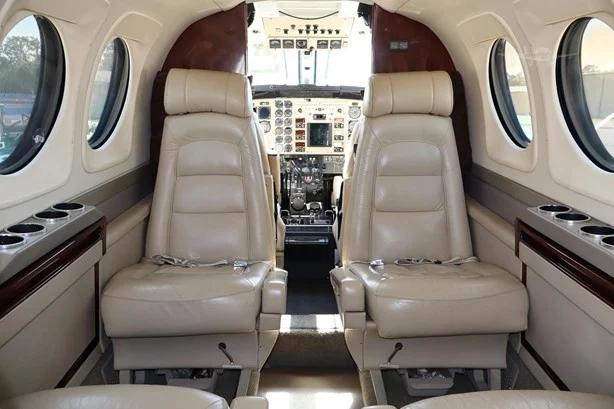 2004 BEECHCRAFT KING AIR C90B Photo 3