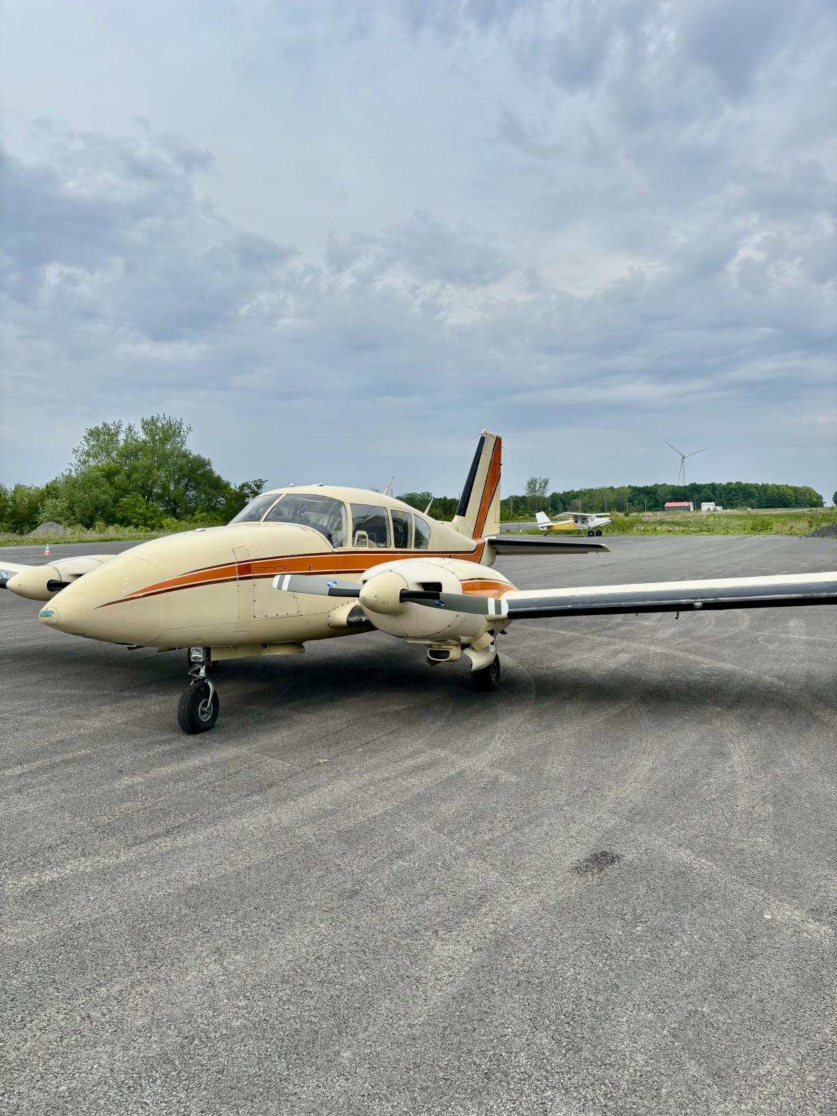 1974 PIPER PA 23-250 AZTEC E Photo 4