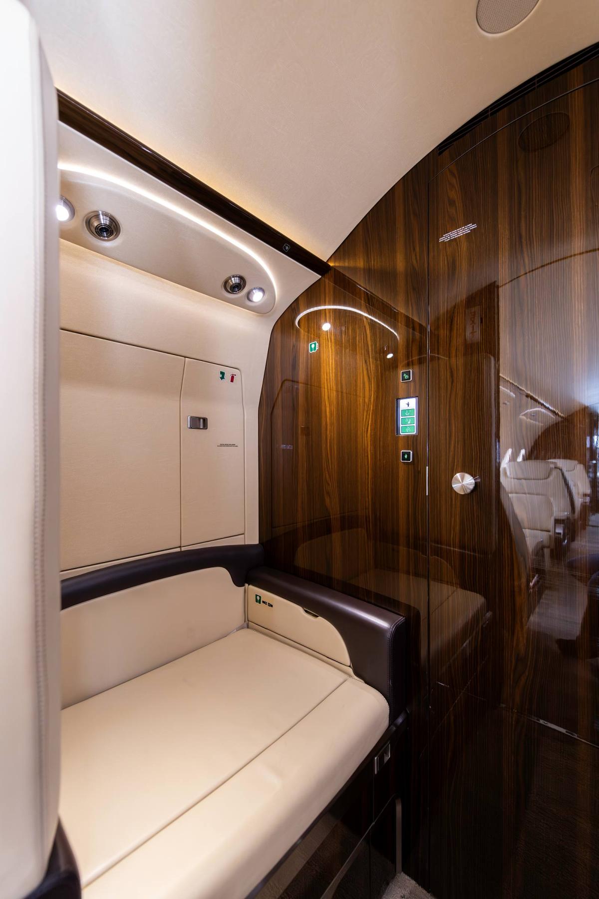 2015 BOMBARDIER CHALLENGER 350 Photo 2