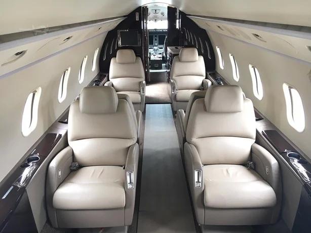 2005 BOMBARDIER CHALLENGER 300 Photo 3