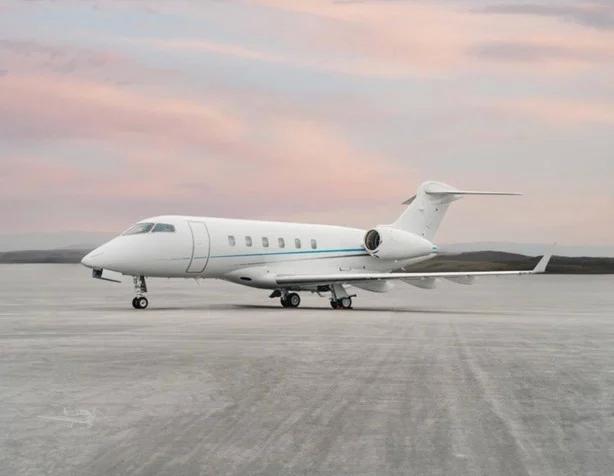 2010 BOMBARDIER CHALLENGER 300 Photo 2