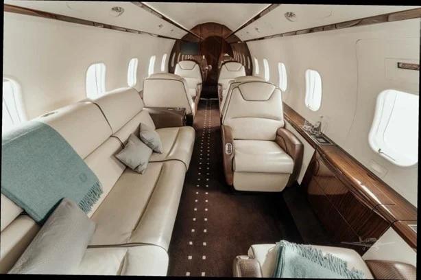 2010 BOMBARDIER CHALLENGER 300 Photo 4