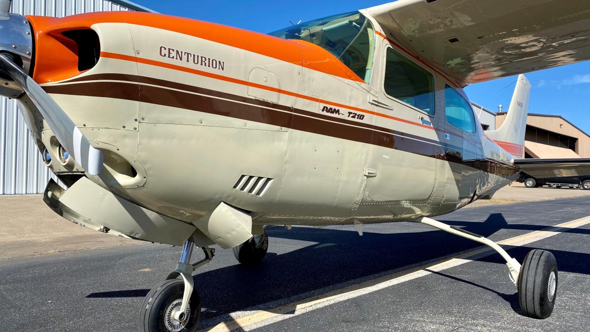 1981 Cessna T210N Photo 2