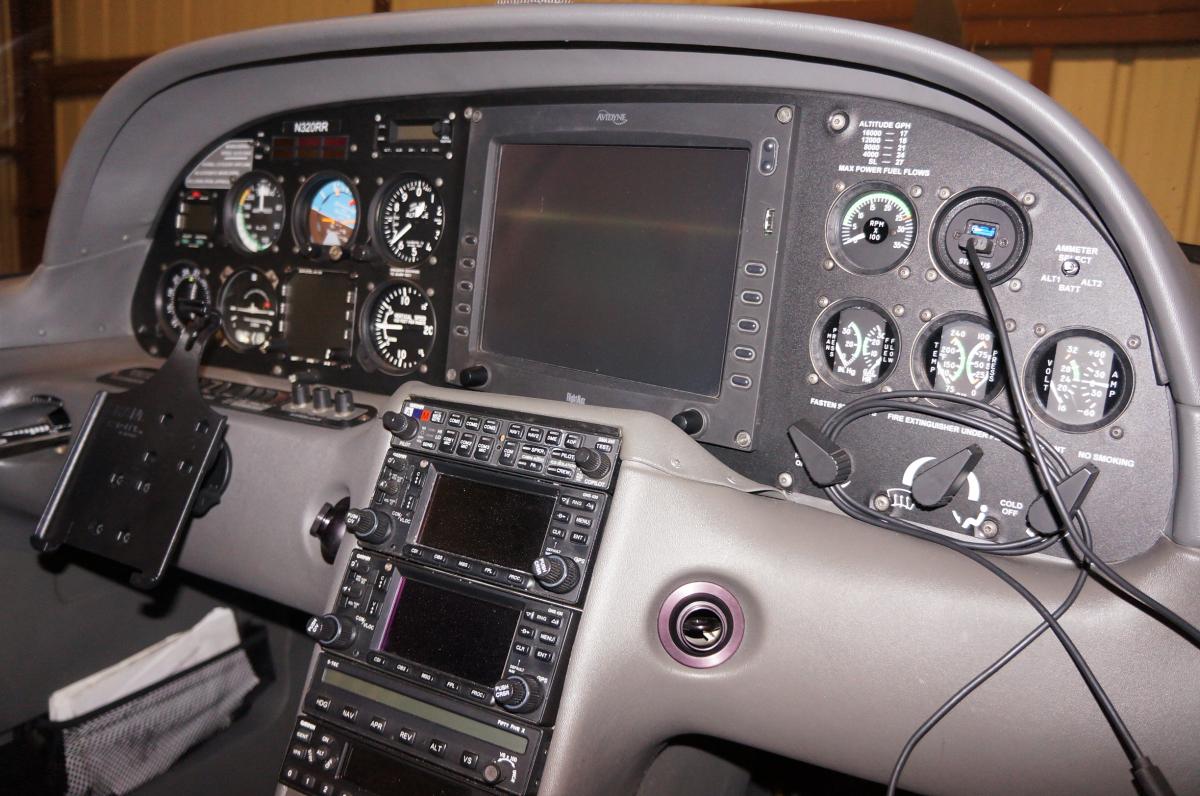 2002 Cirrus SR22 Photo 2