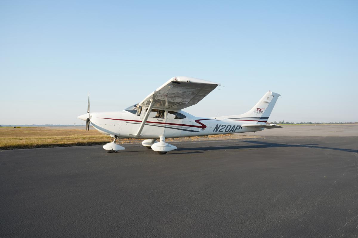 2002 CESSNA TURBO 182T Photo 2