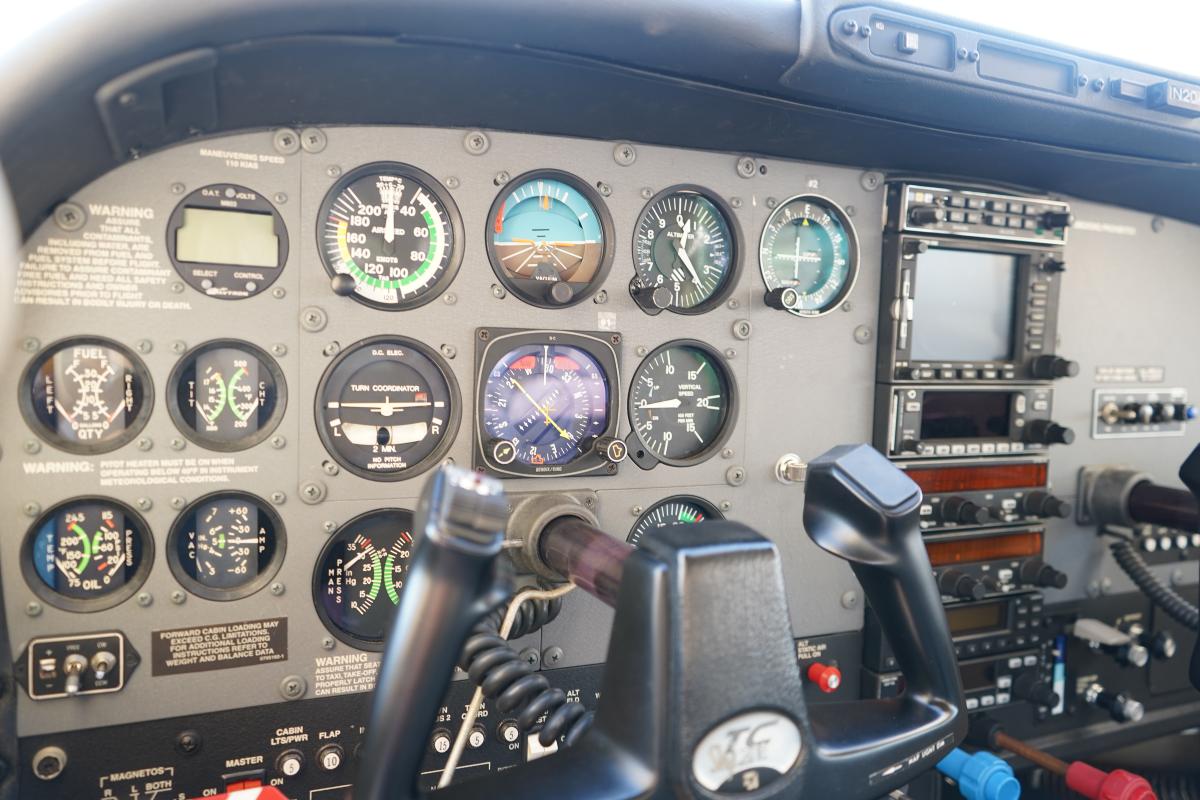 2002 CESSNA TURBO 182T Photo 2