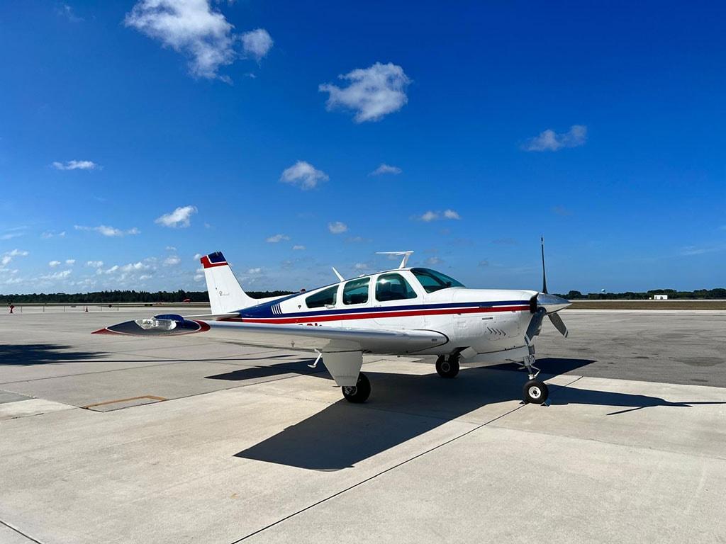 1977 Beech F33A Bonanza Photo 2