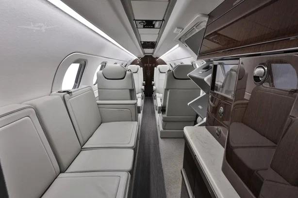 2018 EMBRAER PHENOM 300E Photo 5