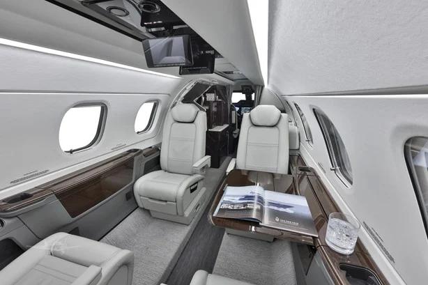 2018 EMBRAER PHENOM 300E Photo 2