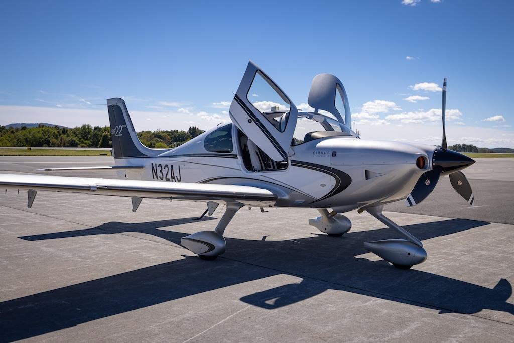 2012 Cirrus SR22 G3 GTS Photo 2