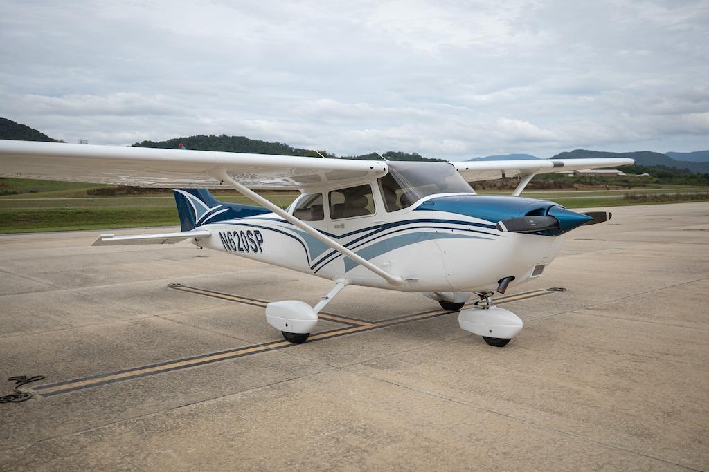 2000 Cessna 172S Photo 2