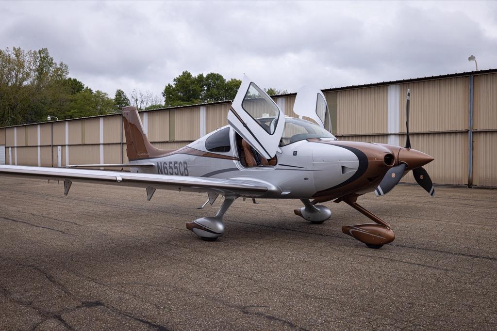 2015 Cirrus SR22 G5 GTS Photo 2