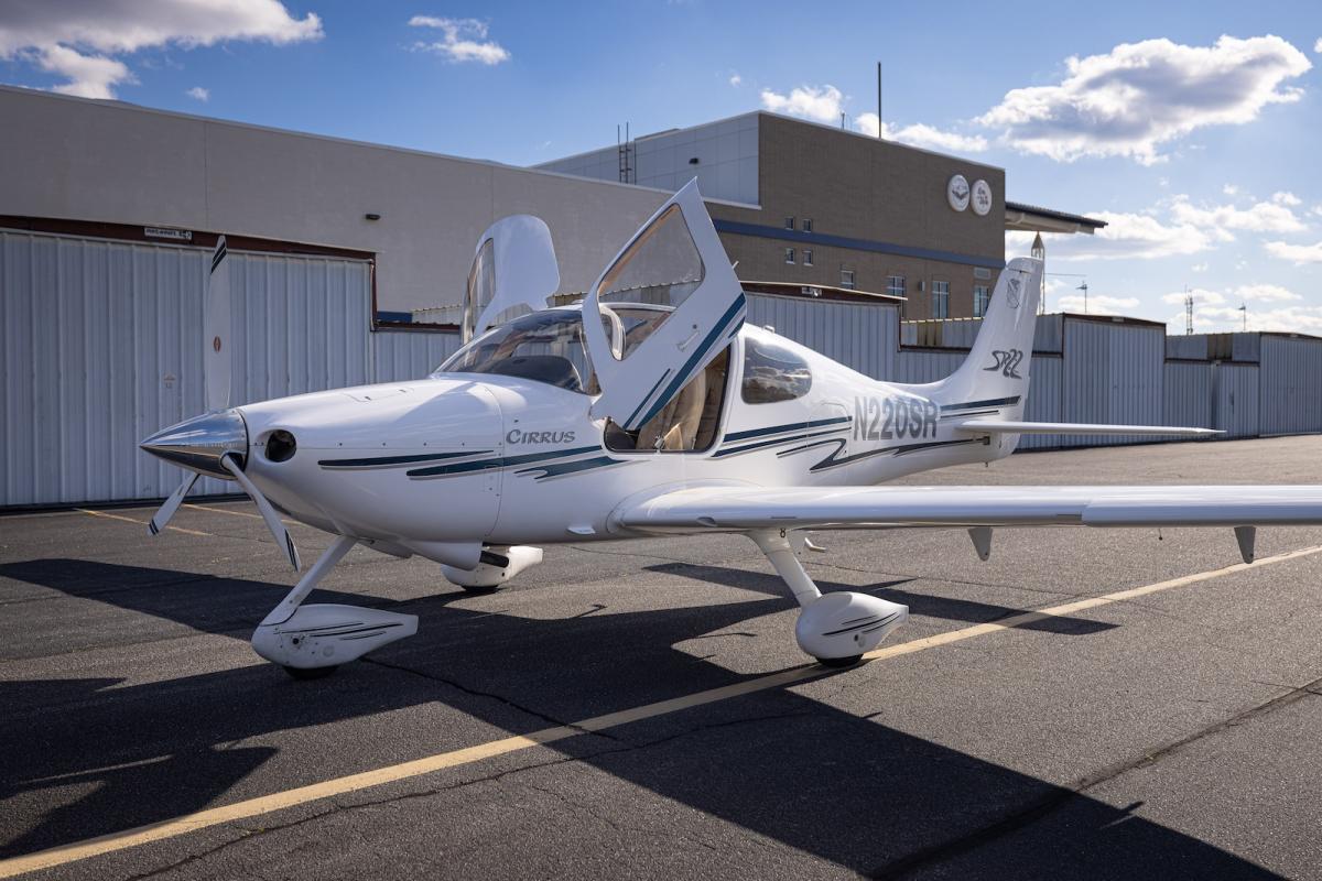 2002 Cirrus SR22 Photo 2