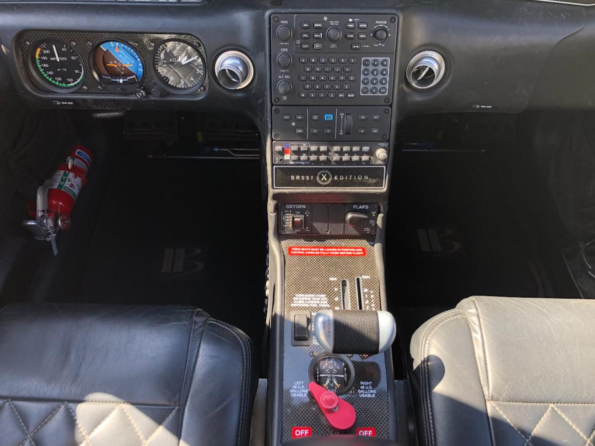 2011 Cirrus SR22T Photo 3