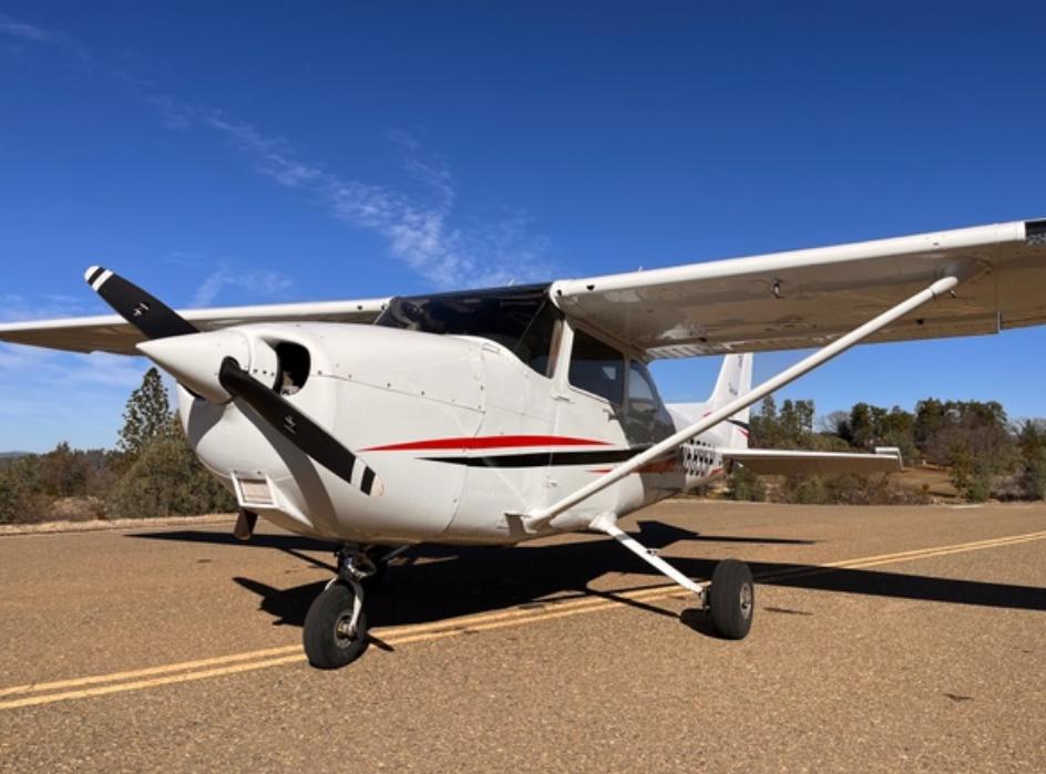 1999 Cessna 172S Skyhawk Photo 2