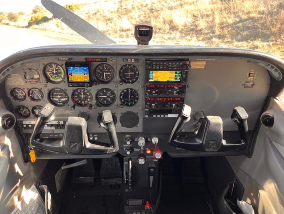 1999 Cessna 172S Skyhawk Photo 6