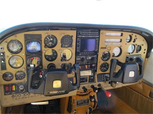 1977 CESSNA 210 Photo 5